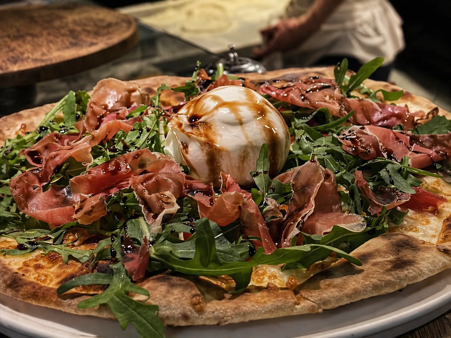 Pizza Persé 手工整形的布拉塔披薩 — 蓬起的餅緣