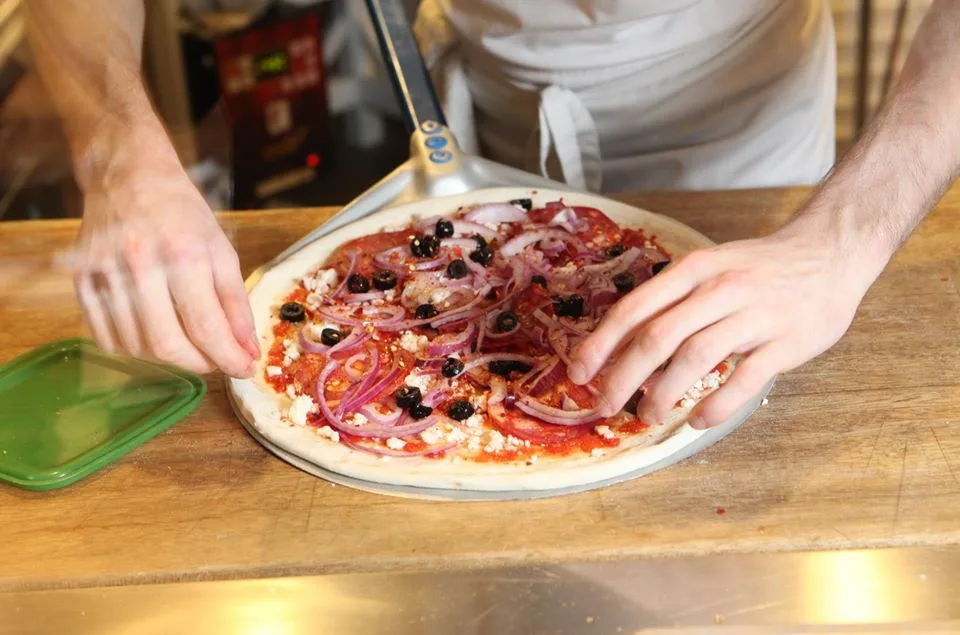 Florence-trained chef hand-stretching pizza dough at Pizza Persé in Da'an, Taipei